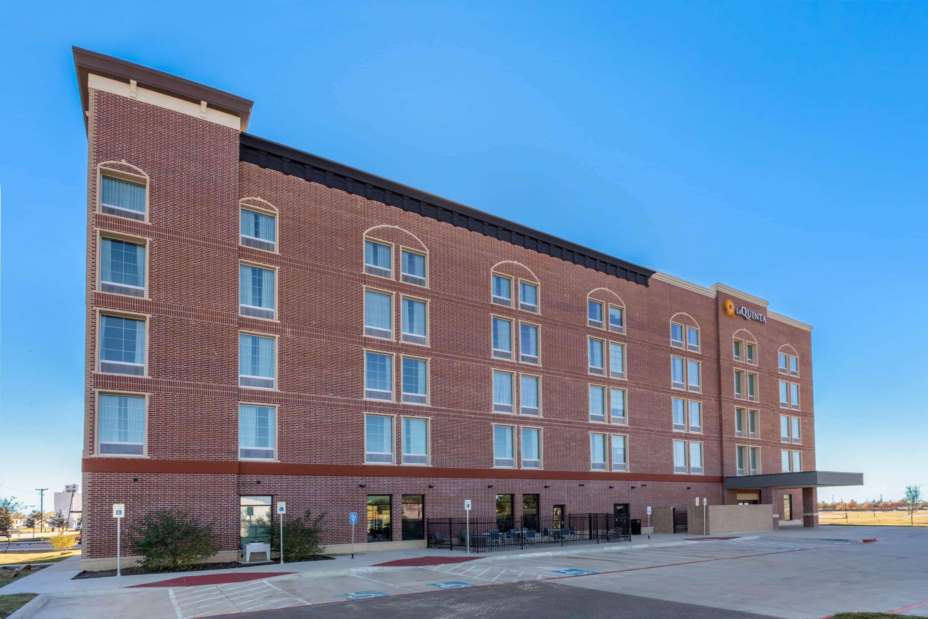 La Quinta Inn & Suites By Wyndham Dallas - Frisco Stadium מראה חיצוני תמונה