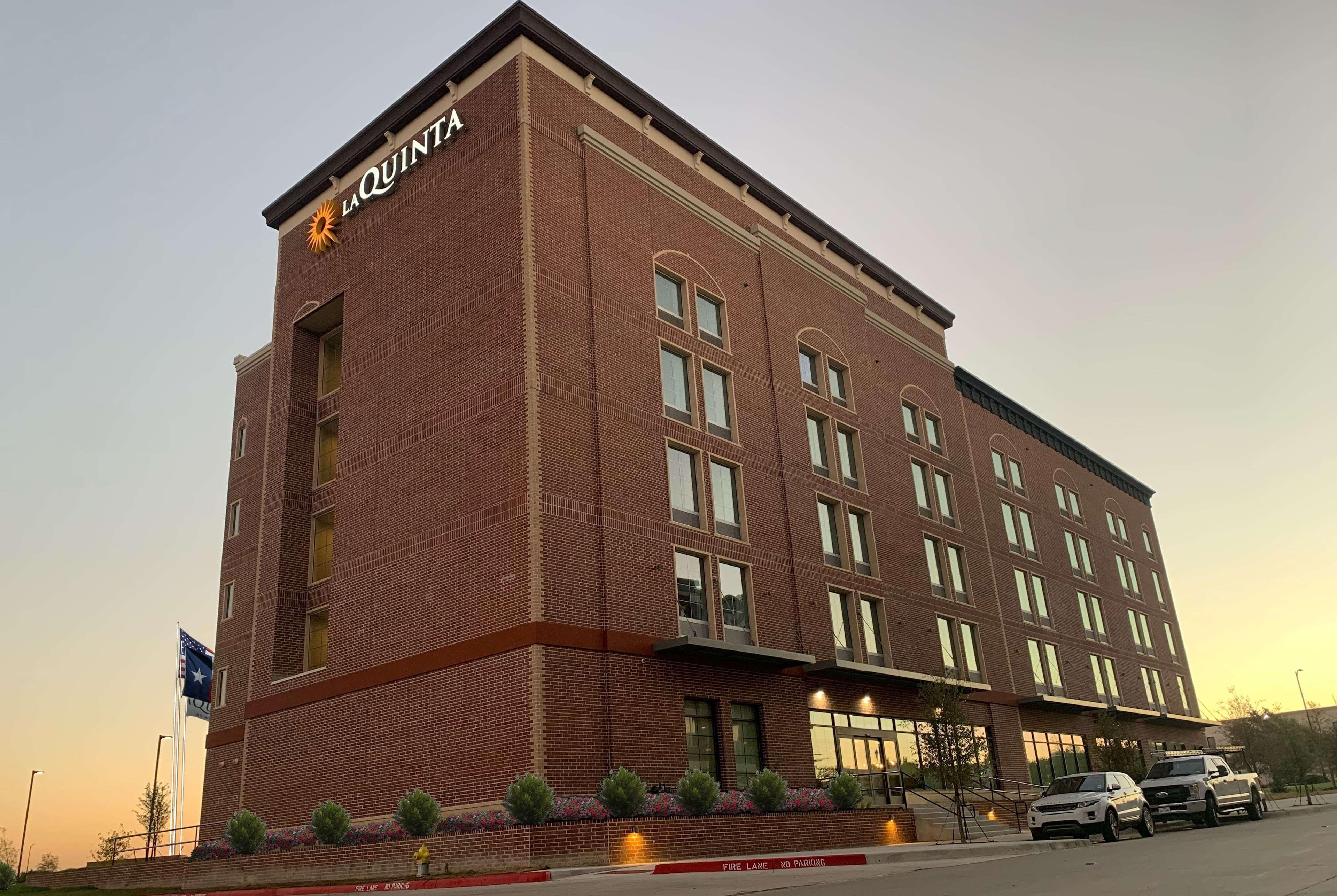 La Quinta Inn & Suites By Wyndham Dallas - Frisco Stadium מראה חיצוני תמונה