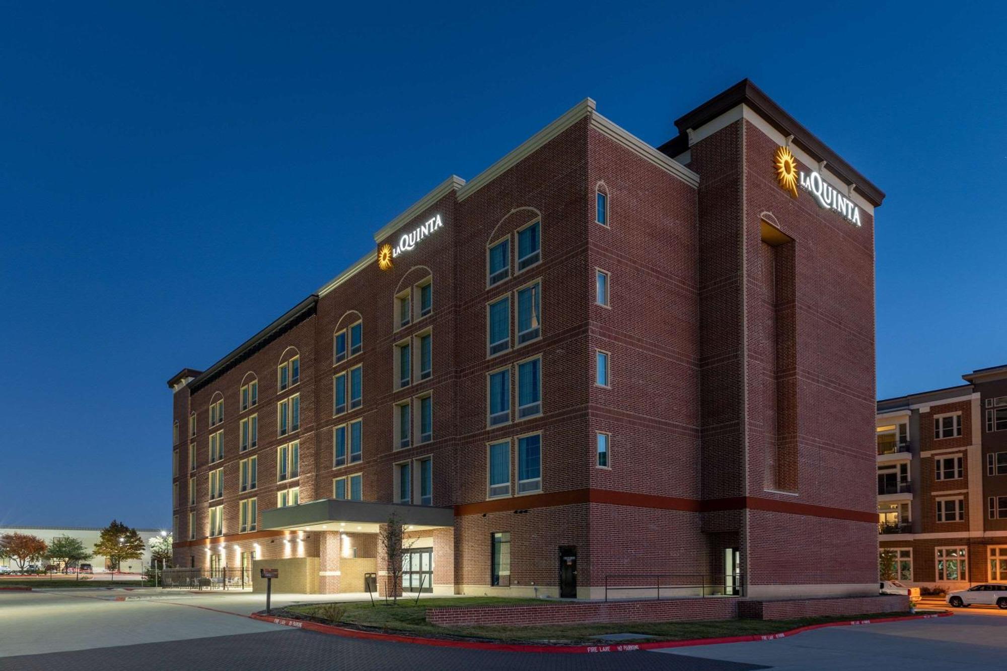 La Quinta Inn & Suites By Wyndham Dallas - Frisco Stadium מראה חיצוני תמונה