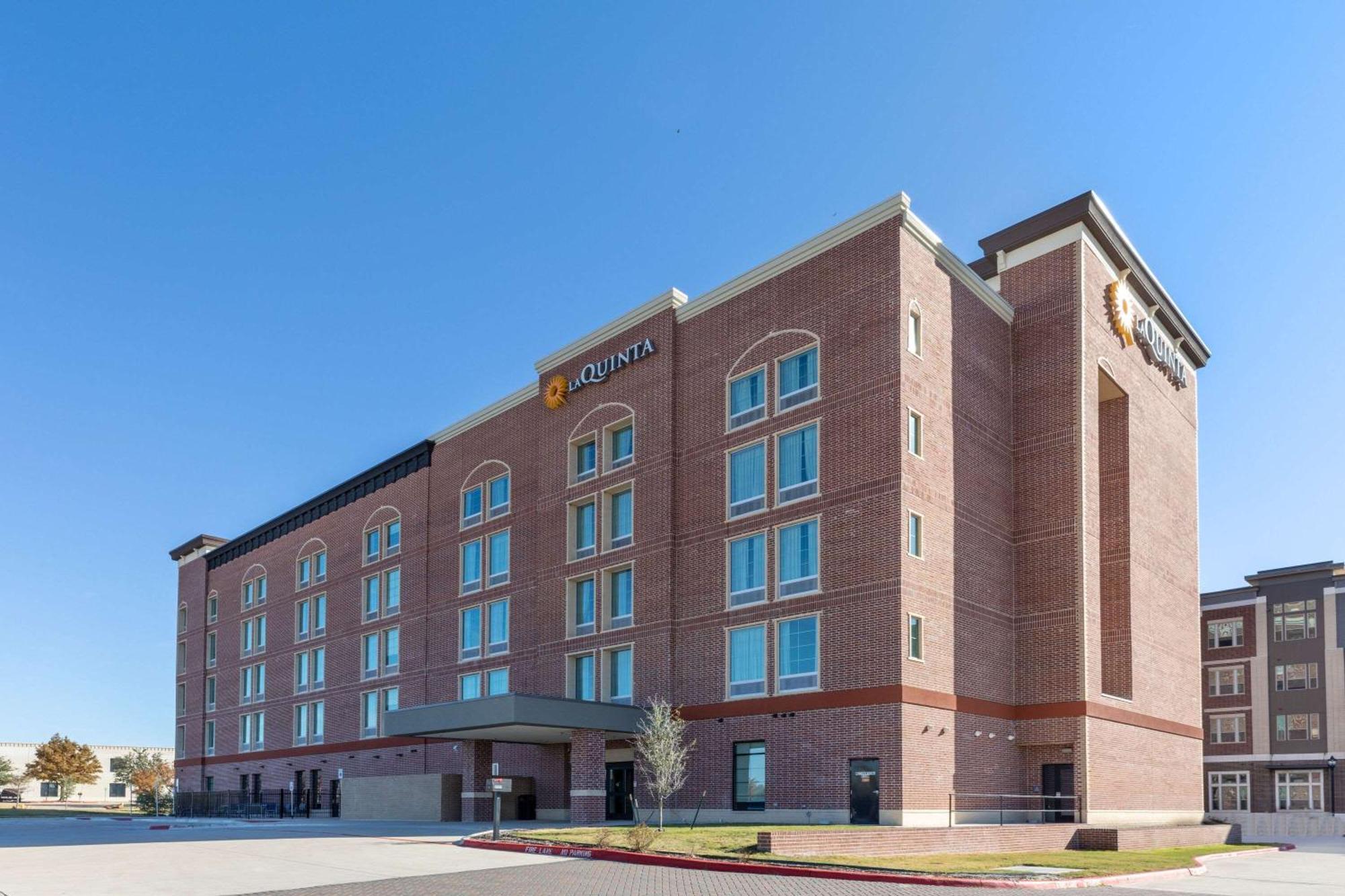 La Quinta Inn & Suites By Wyndham Dallas - Frisco Stadium מראה חיצוני תמונה